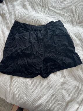 Old Navy Linen-Blend Pleated Shorts in Black